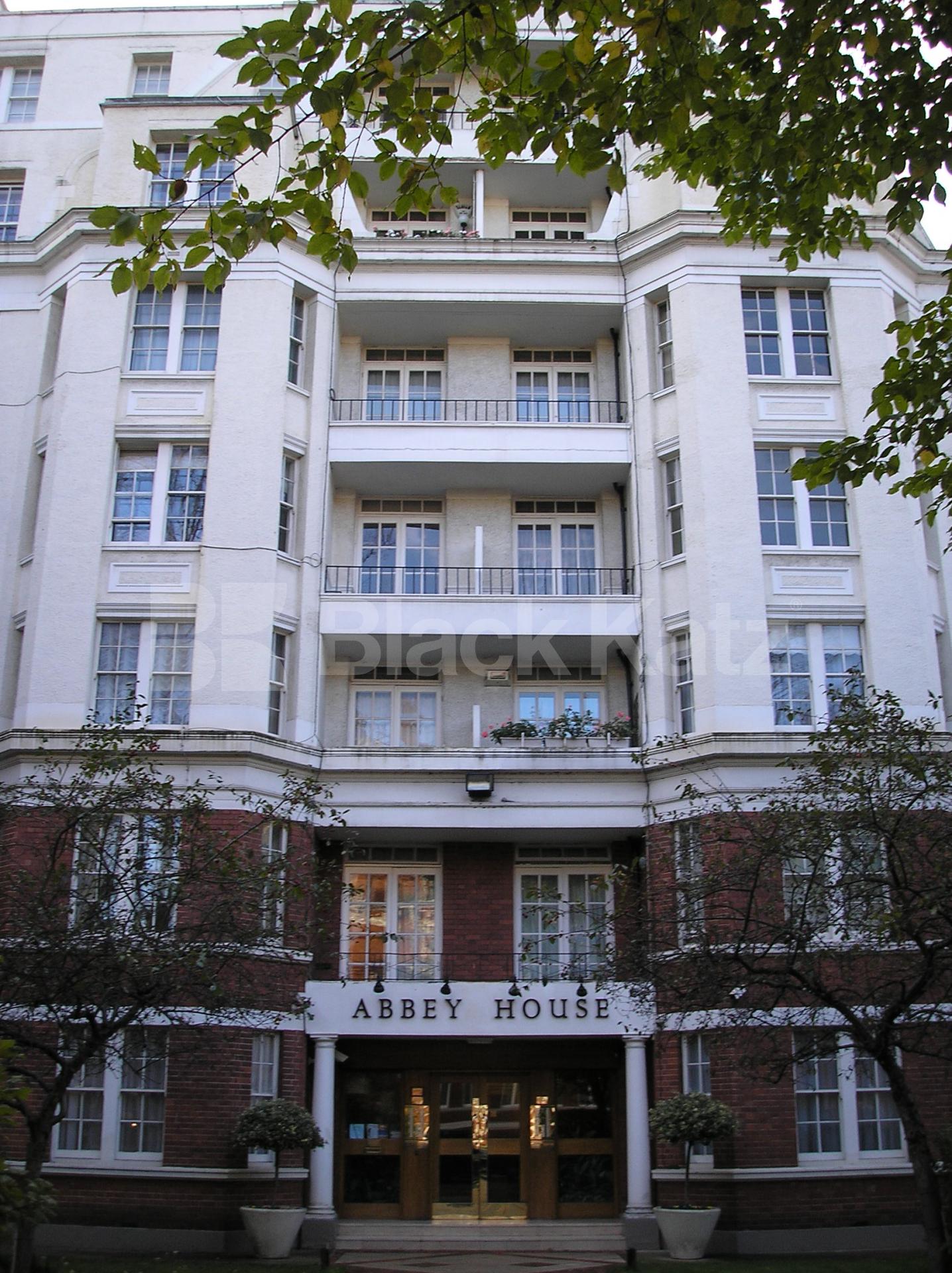 			Studio Apartment, 1 bath, 1 reception Flat			 Abbey Road, ST JOHNS WOOD nw8